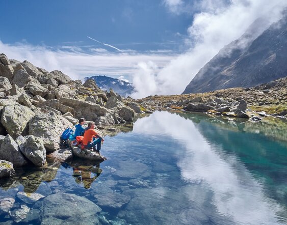 Wanderer genießen den atemberaubenden Ausblick auf die Tiroler Berge